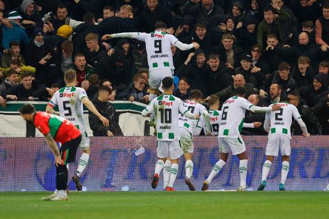 Invaller Romano Postema helpt FC Groningen met 2 goals langs 10 man NEC in spektakelstuk