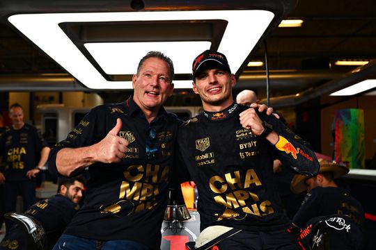 Jos Verstappen heeft speciaal ritueel met Max bij iedere race: ‘Dat kalmeert me’