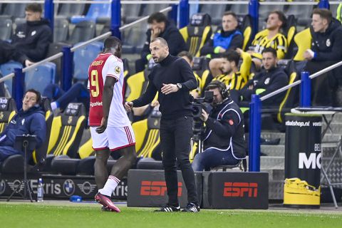 Heitinga geeft Brobbey advies: 'Kun je als motivatie gebruiken om het wél te laten zien'