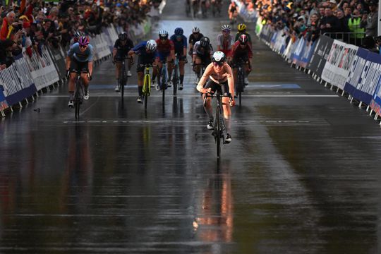 🎥🌈​ | Wat een fenomeen! Annemiek van Vleuten pakt wereldtitel met breuk in elleboog