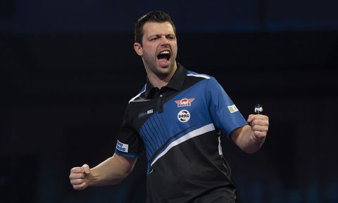 WK darts: Maik Kuivenhoven heeft geen moeite met lookalike van personage The Big Bang Theory