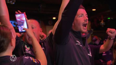 🎥 | Fans volgen 'hun' Max Verstappen naar nieuwe wereldtitel: van ei met spek naar uitzinnige vreugde
