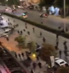 🎥 | Onrust in Tirana: 12 Nederlanders en 48 Italianen aangehouden, 10 politiemensen gewond