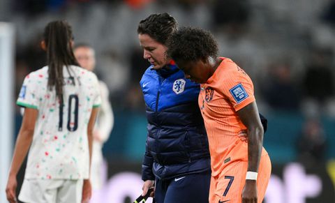 Lineth Beerensteyn verliet stadion op krukken: 'Weet niet hoe het met haar gaat'