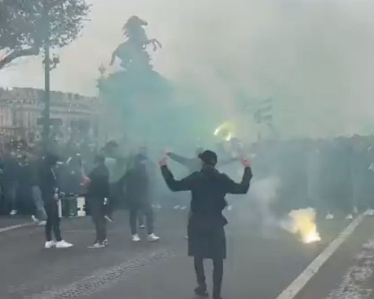 🎥​ | Maccabi-fans maken er een pyro-feestje van op de Champs-Élysées voorafgaand aan PSG