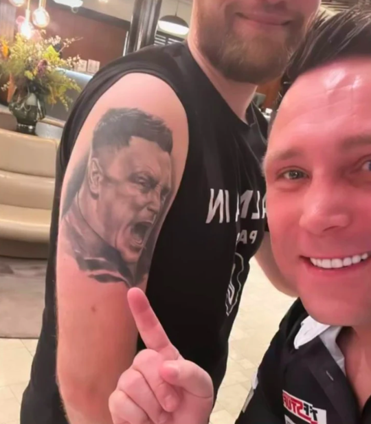 📸 | IJskoud plaatje: dartsliefhebber laat mega grote tattoo van Gerwyn Price zetten