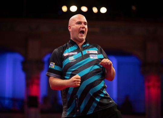 🎥 | Topdarts! Rob Cross zorgt voor spektakel in Blackpool met knappe comeback