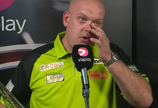 🎥 | Emotionele Michael van Gerwen draagt Premier League-titel op aan zijn familie