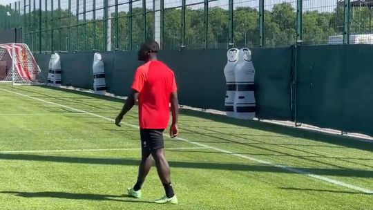 🎥​ | Brian Brobbey met flinke tegenzin gespot op training Leipzig