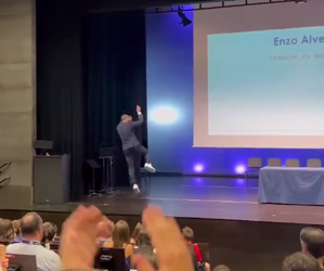 🎥 | SIUUUU! Zoon van Marcelo eert Cristiano Ronaldo tijdens diploma-uitreiking