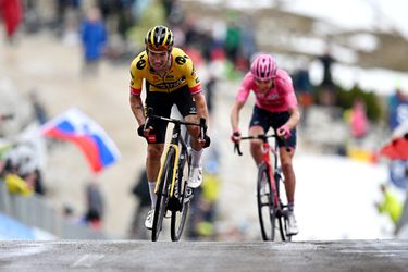 Primoz Roglic krijgt rozetruidrager Geraint Thomas niet uit het wiel in koninginnenrit Giro