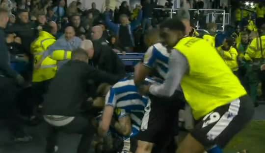 🎥 | Pitch invasion! Supporters Sheffield Wednesday helemaal uit hun plaat na bizarre comeback