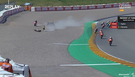 🎥 | Coureurs stuiteren door grindbak na crash in Moto3
