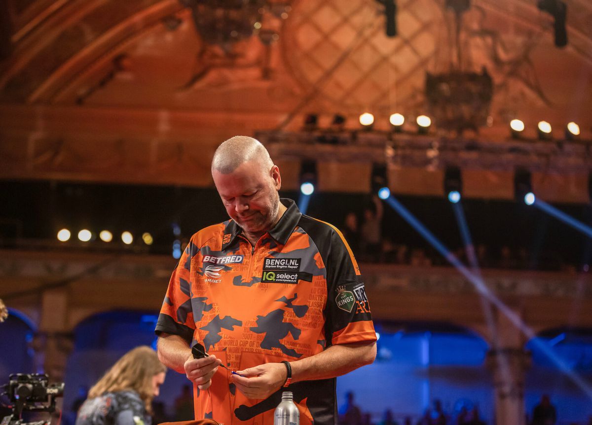 Raymond van Barneveld diep betreurd na World Matchplay-exit: 'Is dit het allemaal wel waard?'