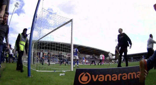 🎥 | Pitch invaders van Oldham beuken keeper van Chesterfield omver na late gelijkmaker