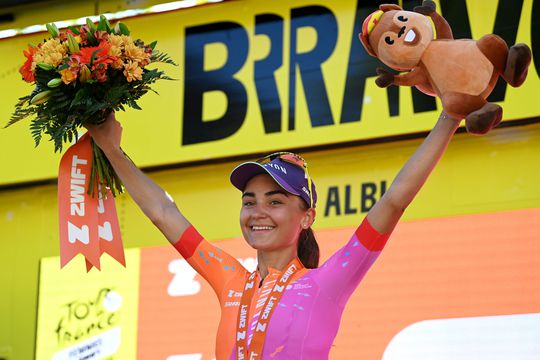 Tour de Femmes: Ricarda Bauernfeind wil geen massasprint en soleert in haar uppie naar de winst