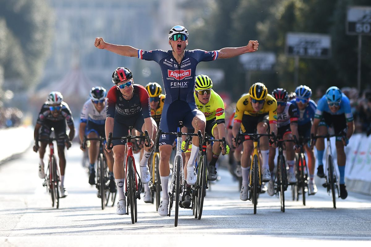 Mathieu van der Poel wint massasprint 4e etappe Coppi e Bartali na aanval van liefst 70 kilometer