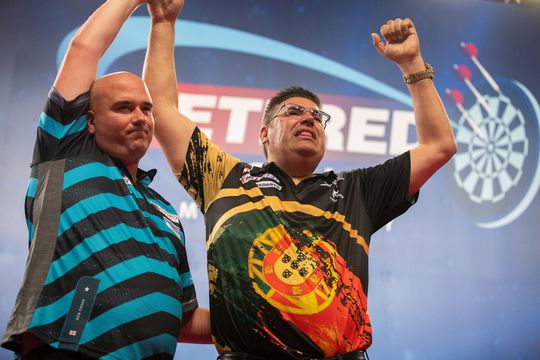 🎥 | World Matchplay: De Sousa voor het eerst naar kwartfinale, Price verslaat Chisnall