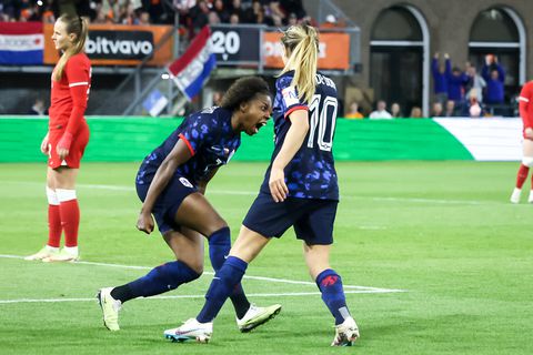 Oranjeleeuwinnen knokken zich ijzersterk terug en gaan met winst op zak naar WK in zomer