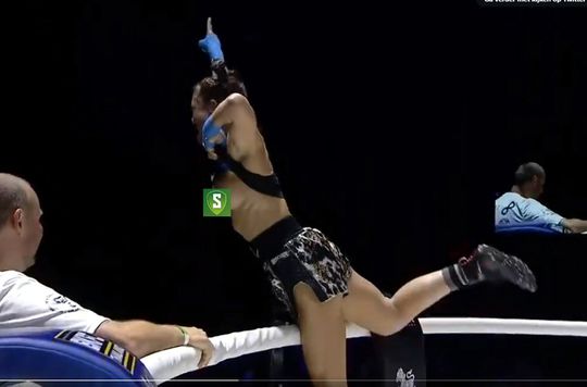 🎥​ | OnlyFans van vechtster is ontploft na 'boob flash' in de ring