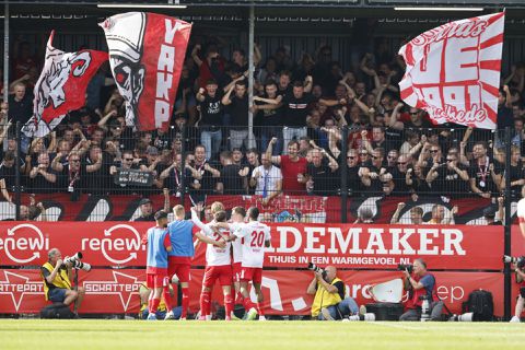 Almere City verliest 1e Eredivisiewedstrijd maar schrijft wél geschiedenis tegen FC Twente