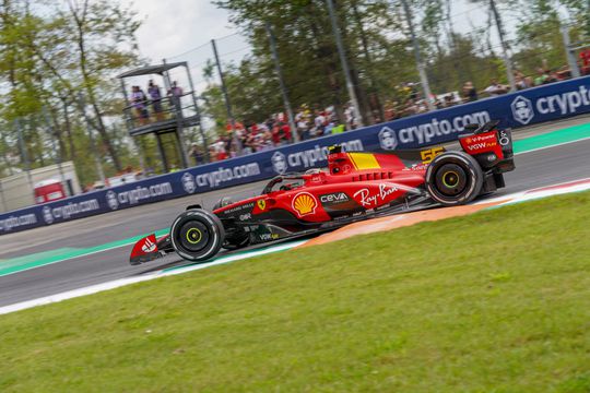 Carlos Sainz wéér snelste in vrije training, Verstappen klimt naar 2e plek