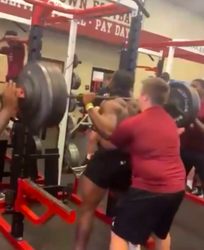 🎥 | Next NFL-best? American football-talent (17) tilt 280 kilo weg bij intense squat