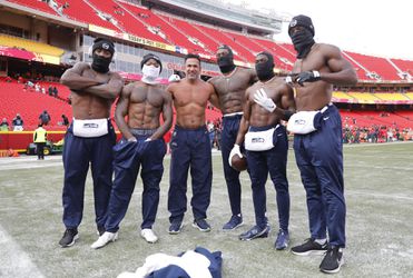 🎥🥶 | Spelers van Seattle Seahawks doen warming-up zonder shirt bij -10 °C