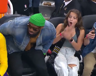 🎥 | Jonge basketbalfan schrikt als ze ziet welke NBA-ster naast haar gaat zitten