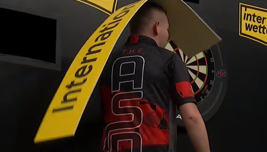 🎥 | Podium valt uit elkaar: Aspinall na zege beloond met stuk van podium op zijn kop