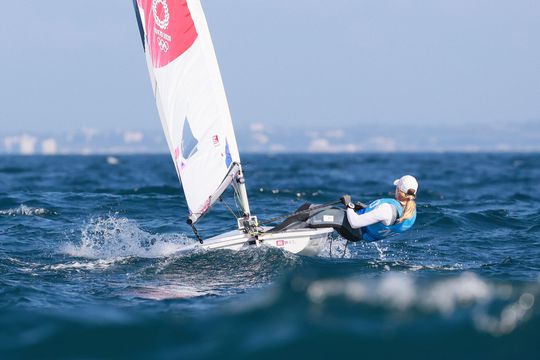 Marit Bouwmeester neemt voorlopig de leiding op de WK zeilen