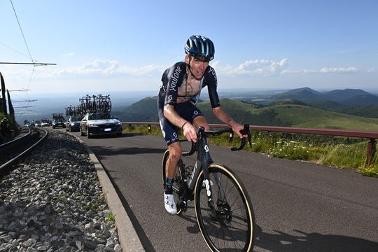 🎥  | 3-jarige doet papa Bardet na en beklimt even loeisteile Tour de France-col