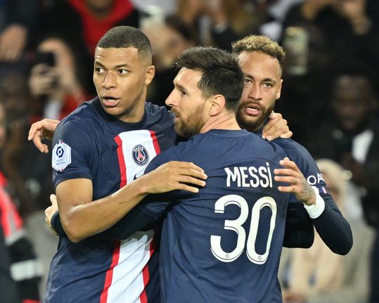 Mbappés eerste assist dit seizoen helpt PSG aan zege in Le Classique