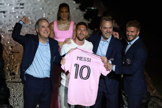 🎥 | Fans Inter Miami verzuipen in de regen bij spectaculaire presentatie Lionel Messi