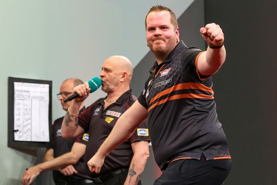 Razendknap: onverslaanbare Dirk van Duijvenbode wint finale Players Championship 6