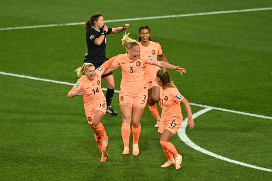 Oranje Leeuwinnen winnen 1e WK-wedstrijd met 1-0 van Portugal: hoofdrol Van der Gragt