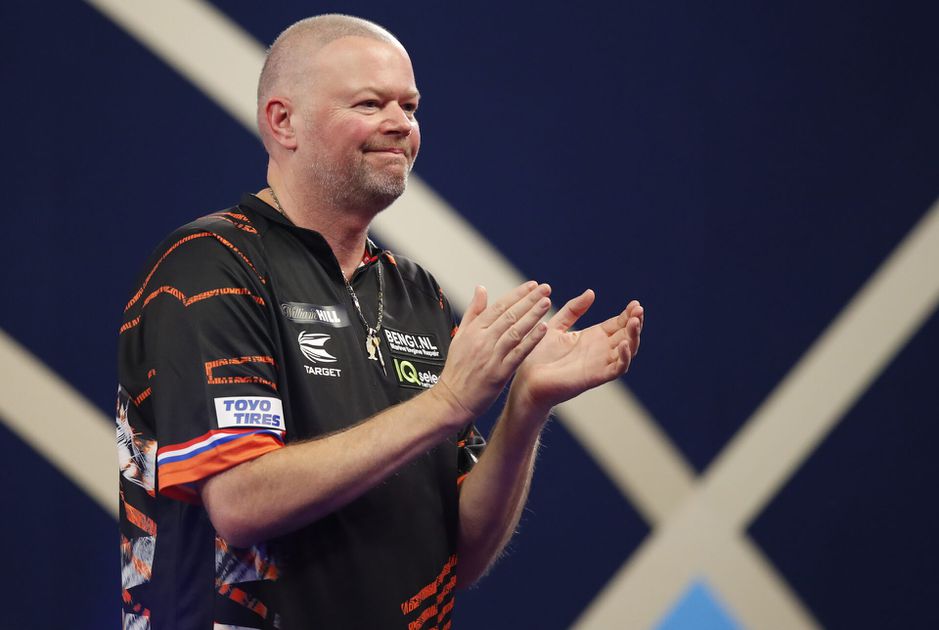 🎥 | Raymond van Barneveld in dubbelmisfestijn tóch naar 1e zege Grand