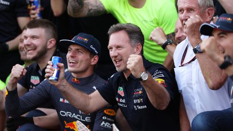 🎥​ | Max Verstappen koopt cadeau voor Christian Horner: 'Japans toilet dat ook zijn billen schoonspoelt'