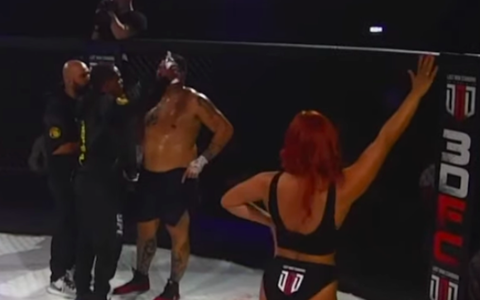 😂 | Vechtorganisatie vergeet ronde-borden, ring girls bieden deze simpele 'oplossing'