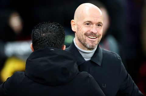 Erik ten Hag lacht met Robin van Persie: 'Als dat zo is, klop ik bij jou aan voor informatie'