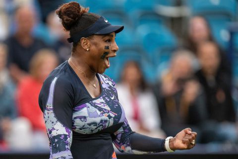 Serena Williams uitgeschakeld op toernooi van Eastbourne dankzij blessure dubbelpartner