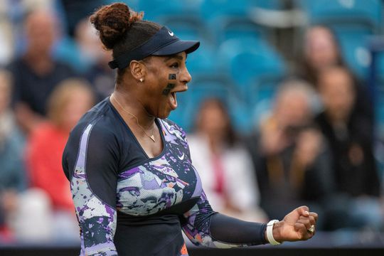 Serena Williams uitgeschakeld op toernooi van Eastbourne dankzij blessure dubbelpartner