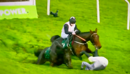 🎥 | Dramatische finale in paardenrace-wedstrijd: jockeys komen KEIHARD ten val