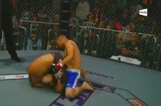 🎥 | MMA-vechter trapt in eigen beenklem en wordt kiezelhard KO gemept