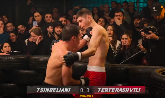 🎥 | Aan banden gelegd: Georgische sloper geeft jonge landgenoot smerig pak slaag