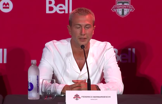 😂 | Gemist? Federico Bernardeschi kan nauwelijks Engels bij presentatie in Toronto
