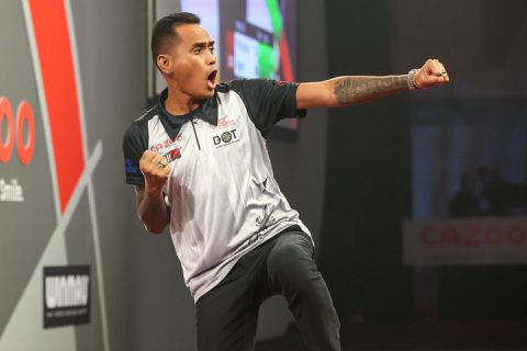 Dubbelkoning Lourence Ilagan zakt helemaal terug maar wint tóch van RJ Rodriguez