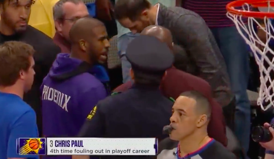 🎥 | NBA'er Chris Paul woest op Mavericks-fan na akkefietje: 'Ik zie jou later wel!'