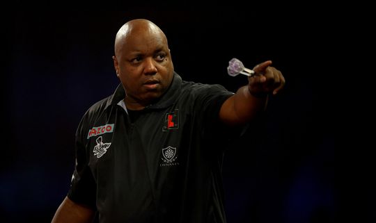 Showmannetje Gates gooit Nentjes naar huis op WK darts