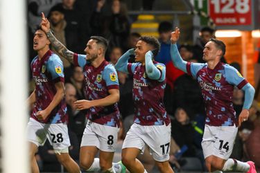 Burnley - met Vincent Kompany en Ian Maatsen - is kampioen van het Championship